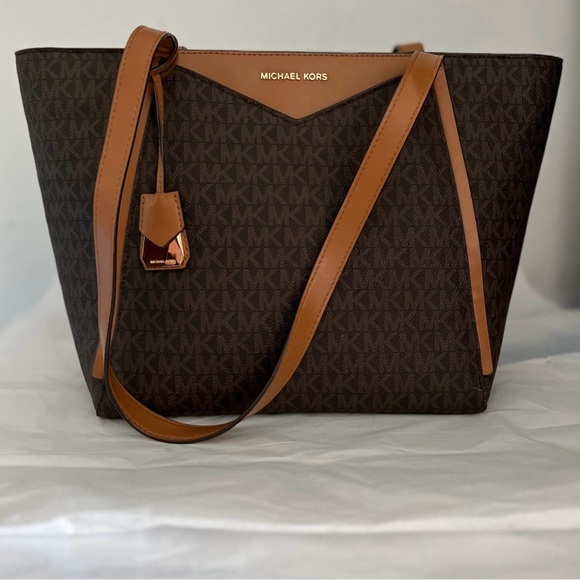 Michael Kors Handbags - Like new Michael Kors bag